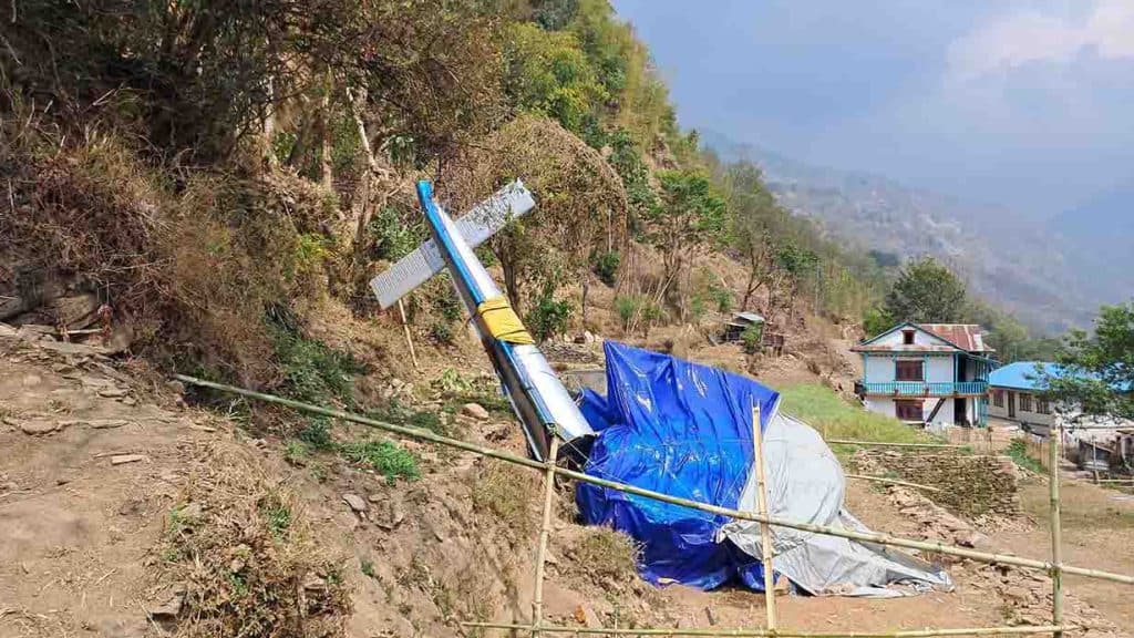 खोटाङ हेलिकोप्टर दुर्घटना : ‘हेलिकोप्टर उचालेर च्यापिएका मान्छे निकाल्यौं’