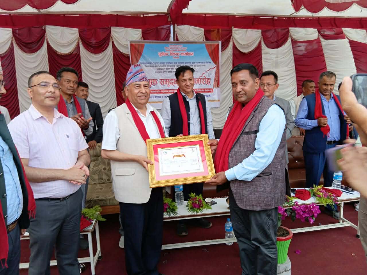 समय अघावै निर्माण सम्पन्न गर्ने व्यवसायी सम्मानित