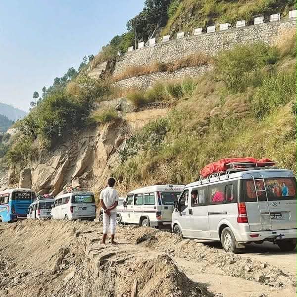 बीपी राजमार्ग रोशी खोलामा सवारी साधन संचालनमा होल्ड